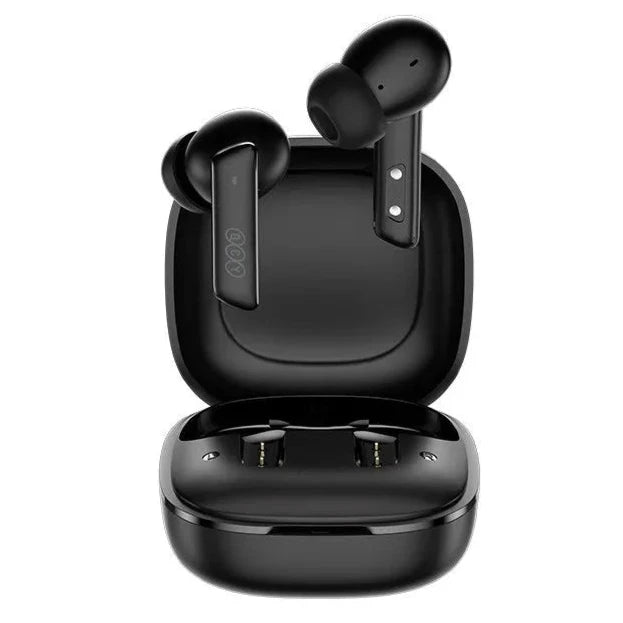 Auriculares sem fios QCY HT05 em preto com caixa aberta e encaixe magnético visível Auriculares sem fios QCY HT05 em preto com caixa aberta e encaixe magnético visível